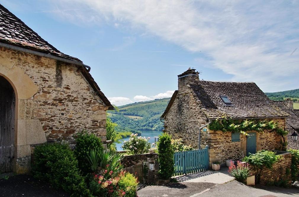 Auberge Du Lac Mandailles  Exteriör bild